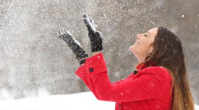 
		Frau freut sich über Schnee
	